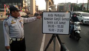 Sosialisasi ganjil genap di perempatan Jalan Fatmawati, Jakarta Selatan, Senin (12/8/2019).(Merdeka.com/ Ronald
