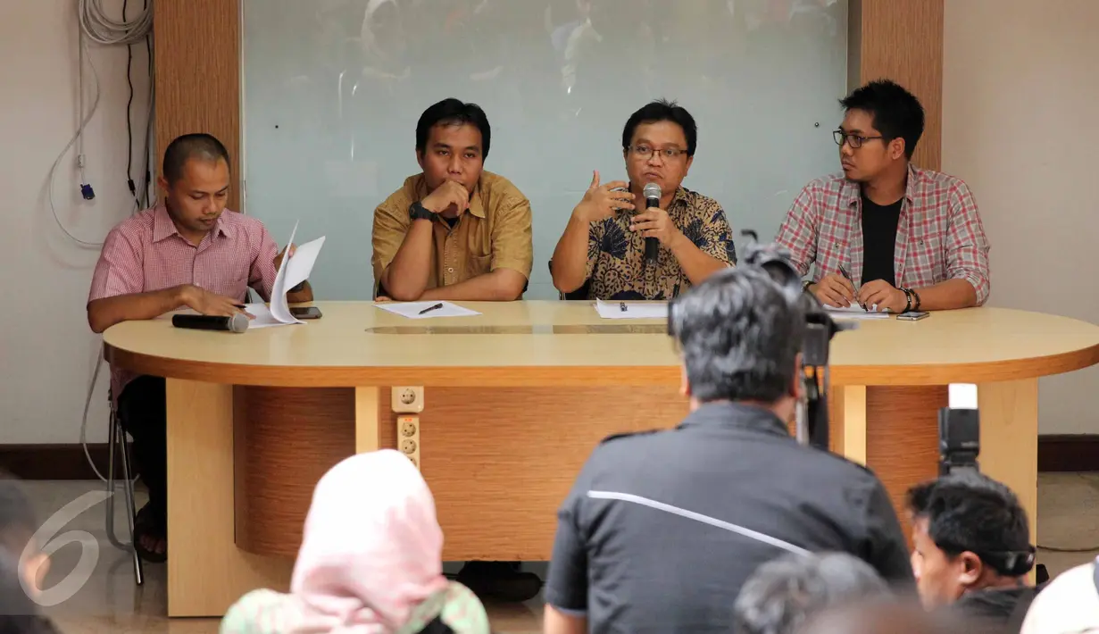 Toto Sugiarto dari Para Syndicate (kedua kanan) saat konferensi pers di kantor ICW, Jakarta, Senin (22/6/2015). Konferensi itu terkait terbitnya Surat Edaran KPU (SEKPU) Nomor 302/KPU/VI/2015. (Liputan6.com/Helmi Afandi)