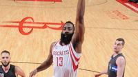 Guard Houston Rockets, James Harden, mencetak dobel-dobel saat timnya mengalahkan Orlando Magic, Selasa (7/2/2017). (NBA)