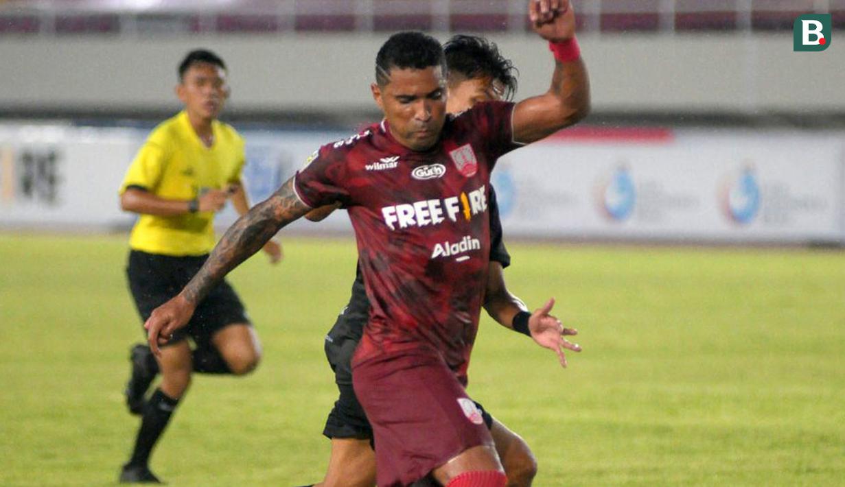 Penyerang Persis, Alberto Goncalves berusaha melewati pemain PSG saat laga pembuka Liga 2 2021/2022 antara Persis Solo melawan PSG Pati di Stadion Manahan, Solo, Minggu (26/09/2021) malam WIB. Persis Solo menang 2-0. (Bola.com/Vincentius Atmaja)