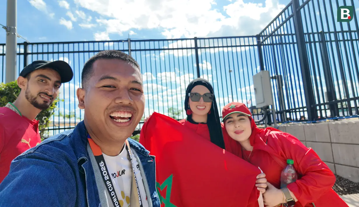 Jurnalis KLY Sports, Hery Kurniawan, foto bersama suporter Timnas Maroko di Metlife Stadium, Minggu (14/6/2026) dini hari WIB. (Bola.com/Hery Kurniawan)