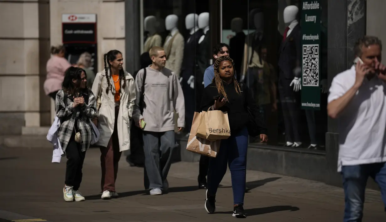 <p>Seorang wanita berjalan membawa tas belanja di distrik perbelanjaan Oxford Street, di London, Rabu (18/5/2022). Kantor Stastitik Nasional (ONS) Inggris mengatakan inflasi indeks harga konsumen meningkat menjadi 9% dalam 12 bulan hingga April, dari 7% pada bulan Maret. (AP Photo/Matt Dunham)</p>