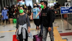 Calon penumpang berada di stasiun kereta Pasar Senen, Jakarta, Senin (20/12/2021). KAI terus berupaya mengingatkan pelanggan untuk memperhatikan persyaratan yang telah ditetapkan pemerintah dalam hal perjalanan menggunakan kereta api di masa Natal dan Tahun Baru 2022. (Liputan6.com/Johan Tallo)