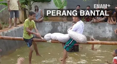 Masyarakat Bangkalan Madura menggelar permainan perang bantal dalam memperingati hari kemerdekaan RI yang ke 71