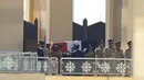 Para penjaga kehormatan membawa peti jenazah mantan presiden Hosni Mubarak saat upacara pemakaman di Masjid Tantawi, Kairo, Mesir, Rabu (26/2/2020). Mubarak menghabiskan kehidupannya di balik jeruji besi dan rumah sakit militer sebelum akhirnya bebas pada tahun 2017.  (Khaled DESOUKI/AFP)