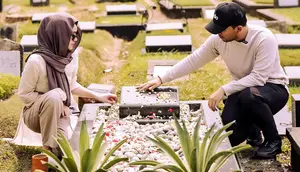 Potret Thariq Halilintar dan Aaliyah Massaid mengunjungi makam Adjie Massaid (Sumber: Instagram/@thariqhalilintar)