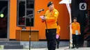Kepala Basarnas Marsekal Madya TNI Henri Alfiandi memberikan arahan saat upacara pelepasan perbantuan internasional ke Turki yang dilanda gempa bumi di Lapangan Basarnas, Kantor Pusat Basarnas, Jakarta Pusat, Jumat (10/2/2023). Tim Inasar yang diberangkatkan berjumlah 47 orang, terdiri dari 42 anggota Basarnas, empat anggota K9 Polri, dan satu anggota medis dari RSCM. (Liputan6.com/Herman Zakharia)