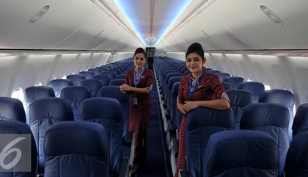 <p>Pramugari berfoto didalam Pesawat Baru Lion Air Boeing 737 800 NG di Bandara Soekarno Hatta, Tangerang, Rabu (19/8/2015). (Liputan6.com/Johan Tallo)</p>