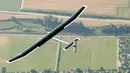 Pesawat tenaga surya Solar Impulse 2  saat melakukan penerbangan di langit Hawaii, 27 Maret 2016. Pesawat yang dikemudikan oleh Bertrand Piccard dan Andre Borschberg dari Swiss  ini akhirnya mendarat di Abu Dhabi. (REUTERS/Solar Impulse 2/Jean Revillard)