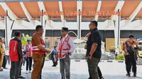 Menteri Perhubungan (Menhub) Budi Karya Sumadi meninjau kesiapan Bandar Udara Mentawai, Selasa (24/10/2023). Bandara Mentawai akan diresmikan Presiden Joko Widodo Rabu besok. (Dok Kemenhub)