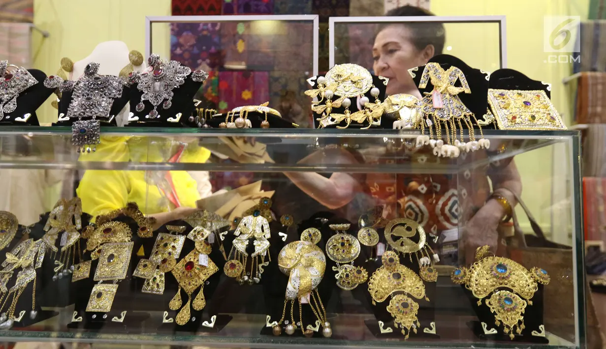 Pengunjung melihat produk-produk UMKM dalam Pameran Karya Kreatif Indonesia (KKI) di Jakarta Convention Center, Jumat (20/7). Untuk ketiga kalinya, Bank Indonesia (BI) menyelenggarakan Pameran Kerajinan UMKM Binaan BI. (Liputan6.com/Angga Yuniar)