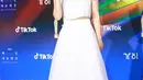 <p>Park So Dam yang baru sembuh dari kanker juga terlihat menunjukkan batang hidungnya di Baeksang Arts Award. Pemeran Parasite ini tampil menawan dalam balutan dress putih. (Instagram/hundred.filmm).</p>