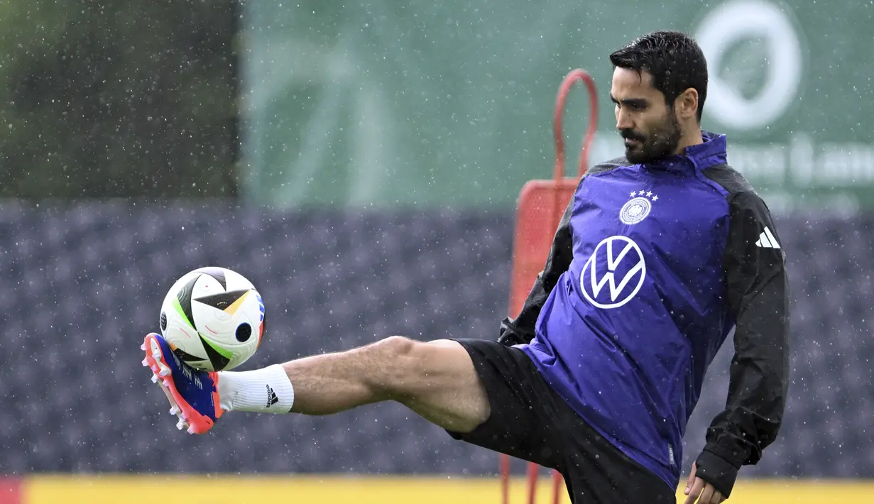 Gelandang Jerman Ilkay Gundogan mengikuti sesi latihan tim nasional (timnas) dalam persiapan untuk Euro 2024 di Spa & Golfresort Weimarer Land, Kamis (30/5/2024). (Federico Gambarini/dpa via AP)