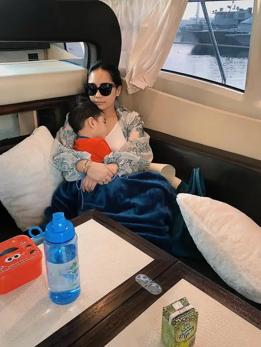 Raffi Ahmad dan Nagita Slavina kerap membagikan momen manis kebersamaannya dengan Rafathar melalui akun instagram dan Vlog YouTubenya. Pada unggahan mereka kerap terlihat momen penuh kasih sayang Nagita dan Rafathar. (Liputan6.com/IG/@raffinagita1717)
