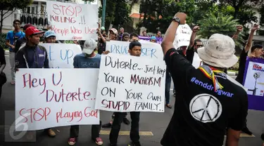 Massa dari Persaudaraan Korban Napza Indonesia menggelar aksi simpatik di depan Kedubes Filipina, Jakarta, Selasa (11/10). Mereka mengecam sikap Presiden Filipina, Duterte yang main hakim sendiri terhadap pengguna narkoba. (Liputan6.com/Faizal Fanani)