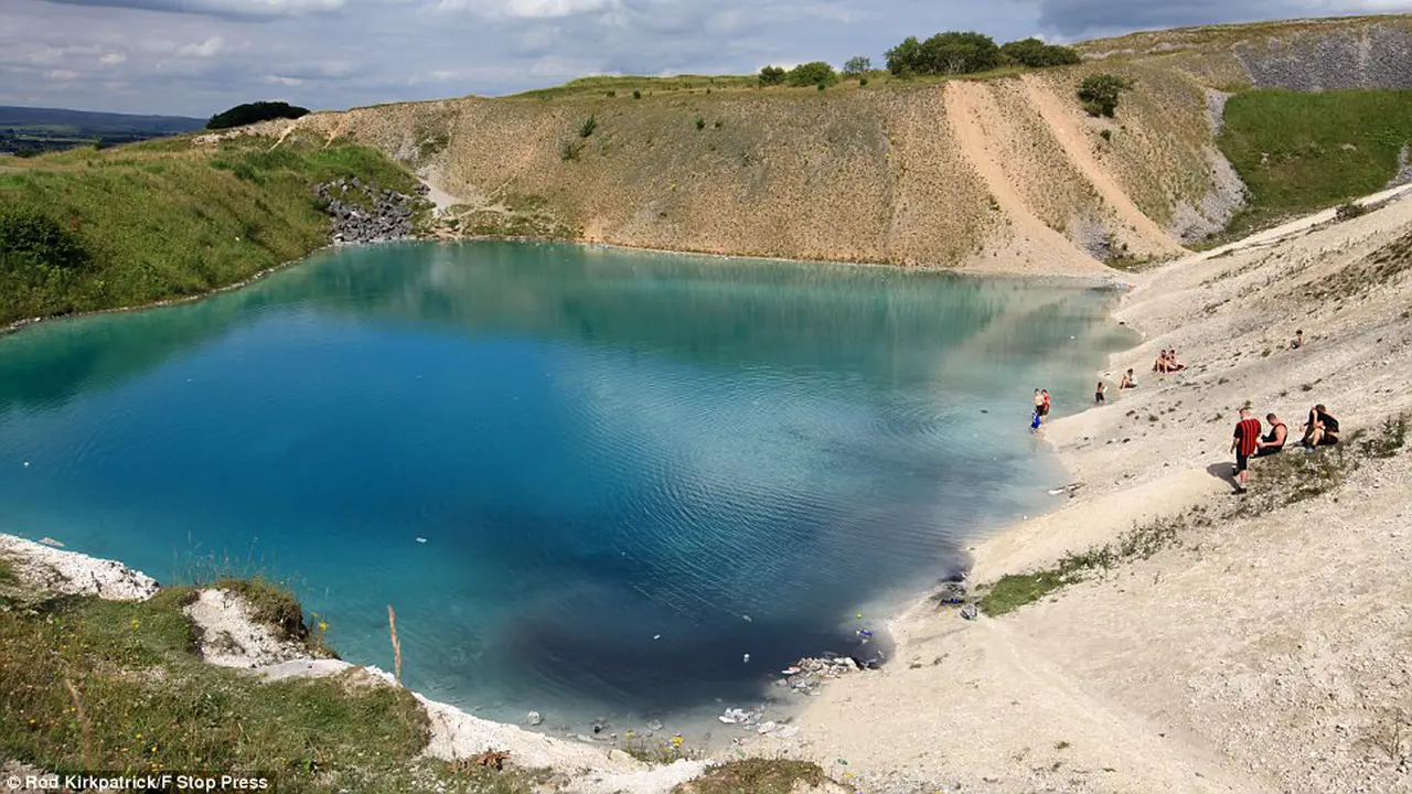 Danau Biru nan Cantik Ini Ternyata Sangat Beracun