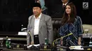 Pimpinan MPR sementara, Nasdem Hillary Brigitta Lasut dan Abdul Wahab Dalimunte memimpin Sidang paripurna ke-2 MPR di Senayan, Jakarta, Rabu (2/10/2019). Rapat  beragenda mengesahkan jadwal acara sidang dan membentuk fraksi-fraksi dan kelompok Dewan Pimpinan Daerah (DPD). (Liputan6.com/Johan Tallo)