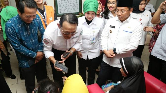 Dirut BPJS Kesehatan Fachmi Idris menengok penerapan sistem antrean online se-Kota Malang, di Puskesmas Kedung Kandang, Rabu (11/3/2020) dan didampingi oleh Walikota Malang Sutiaji serta Ketua Umum PB IDI Daeng M Faqih. (Dok Humas BPJS Kesehatan)