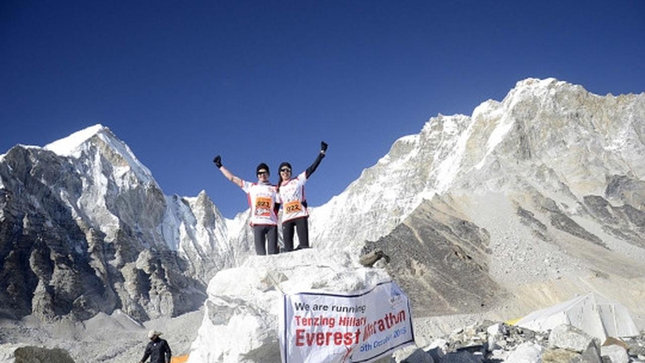 Aksi 54 atlet menantang dingin dengan ikut maraton di Everest