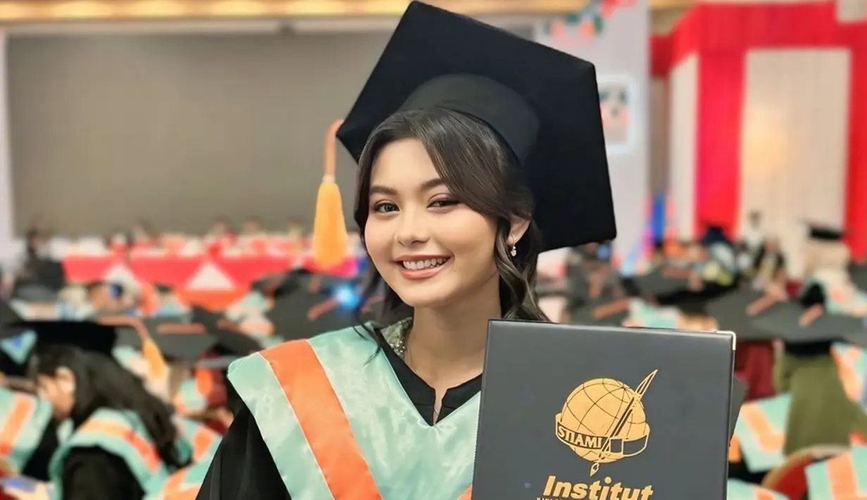 Kenakan jubah dan toga wisuda sembari memegang ijazahnya, kebahagiaan terpancar jelas di wajah Cesen. Meski sibuk jadi ibu dua anak, namun artis berusia 25 tahun ini berhasil selesaikan studinya. Dalam keterangan unggahannya, Cesen bercerita bahwa matanya tengah alami bintitan, namun tak mengurangi pesonanya di hari bahagianya karena dibantu dengan makeup. (Liputan6.com/IG@ceseniy)