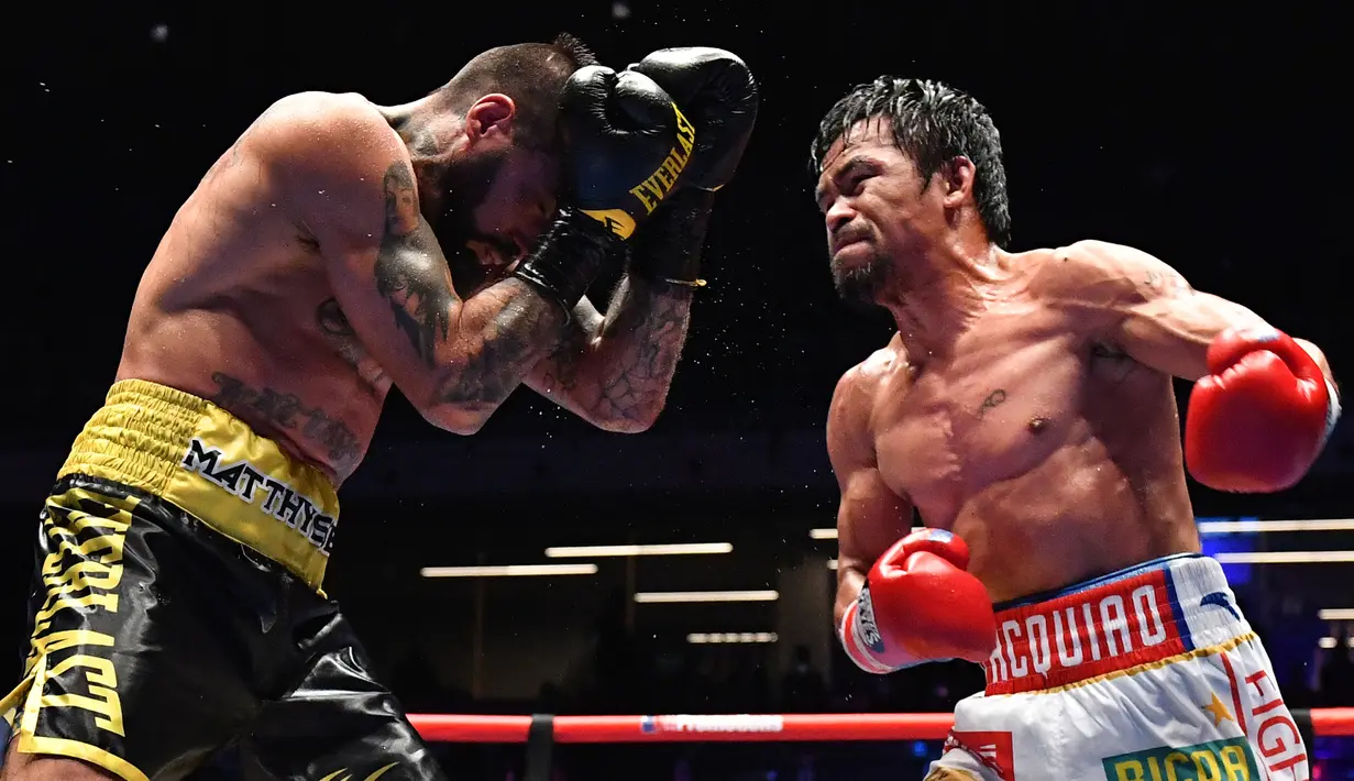 Petinju Filipina Manny Pacquiao mendaratkan pukulan ke petinju Argentina, Lucas Matthysse saat bertanding pada kelas welter versi WBA di Axiata Arena di Kuala Lumpur, Malaysia (15/7). (AFP Photo/Mohd Rasfan)