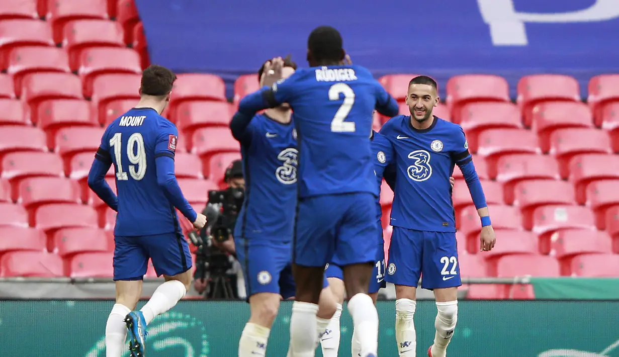 Gelandang Chelsea, Hakim Ziyech (kanan) berselebrasi dengan rekan satu timnya usai mencetak gol ke gawang Manchester City pada pertandingan semifinal Piala FA di Stadion Wembley di London, Inggris, Minggu (18/4/2021). Chelsea menang tipis atas City 1-0. (AP Photo/Ian Walton, Pool)