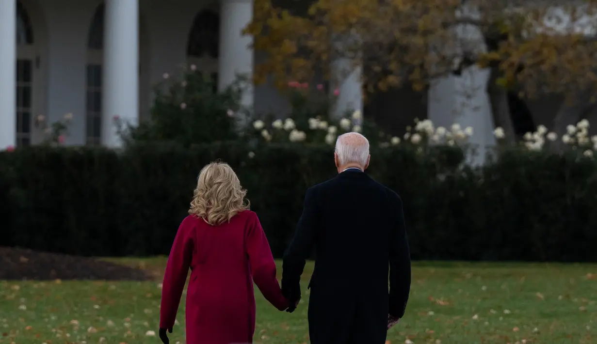 Peringatan Hari AIDS Sedunia di Gedung Putih AS ditandai dengan sambutan dari pasangan Bidens dan Jeanne White-Ginder, yang putra remajanya, Ryan White, meninggal akibat AIDS pada tahun 1990. (Annabelle Gordon/Getty Images North America/Getty Images via AFP)