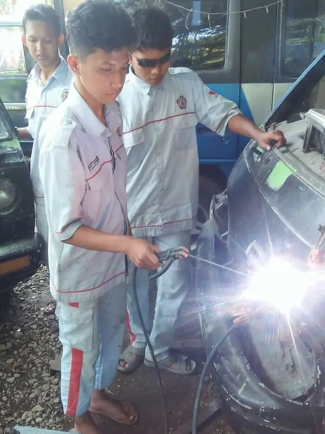 7 Orang Ini Lakukan Pekerjaan Bahaya Tanpa Alat Pengaman, Nekat Banget