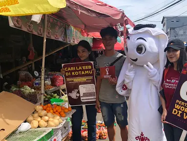 La'eeb Sang Maskot Piala Dunia 2022 Qatar terus menghadirkan keseruan dalam kunjungannya ke beberapa kota besar di Indonesia. Pada hari kedua kunjungannya di Makassar, Sabtu (5/11/2022) La'eeb seharian menyapa warga Makassar di beberapa lokasi untuk menggaungkan penyelenggaraan Piala Dunia 2022 yang sekitar dua minggu lagi akan dimulai. Berikut momen-momen keseruan tersebut. (Procomm Surya Citra Media)