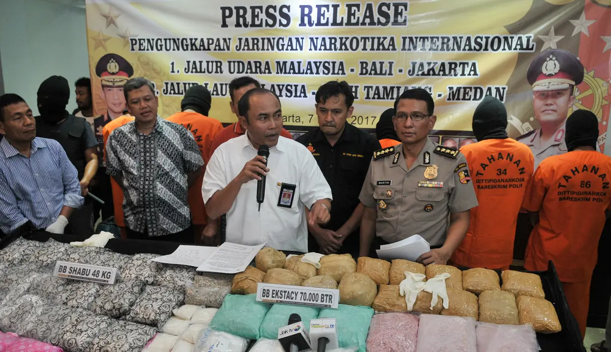Petugas Dirtipid Narkoba Bareskrim Polri memperlihatkan barang bukti saat Press Release, Jakarta, Selasa (7/3). Dari 7 tersangka, petugas mengamankan barang bukti 48 kg sabu dan 70.000 butir pil ekstasi. (Liputan6.com/Yoppy Renato)