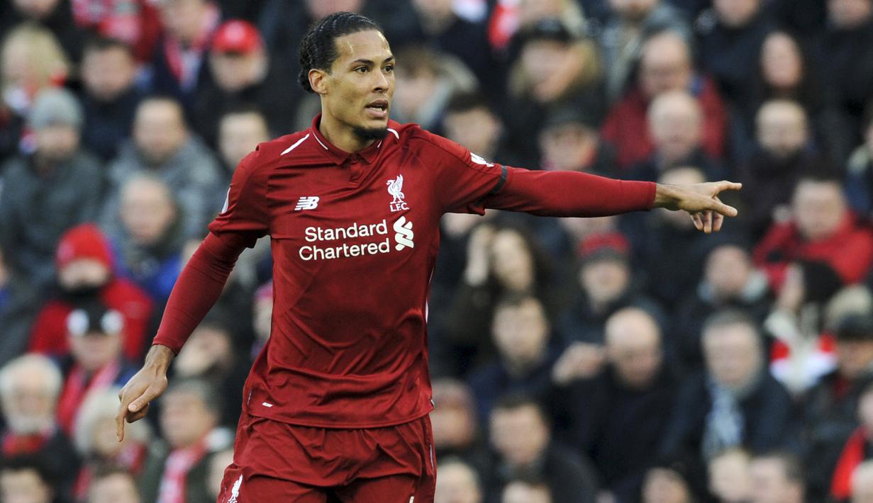 5. Virgil van Dijk (Liverpool) - Benteng tangguh The Reds ini menjadi satu di antara aktor utama keberhasilan Liverpool musim lalu. Bek timnas Belanda itu kemungkinan mendapatkan nilai 91 di FIFA 20. (AP/Rui Vieira)