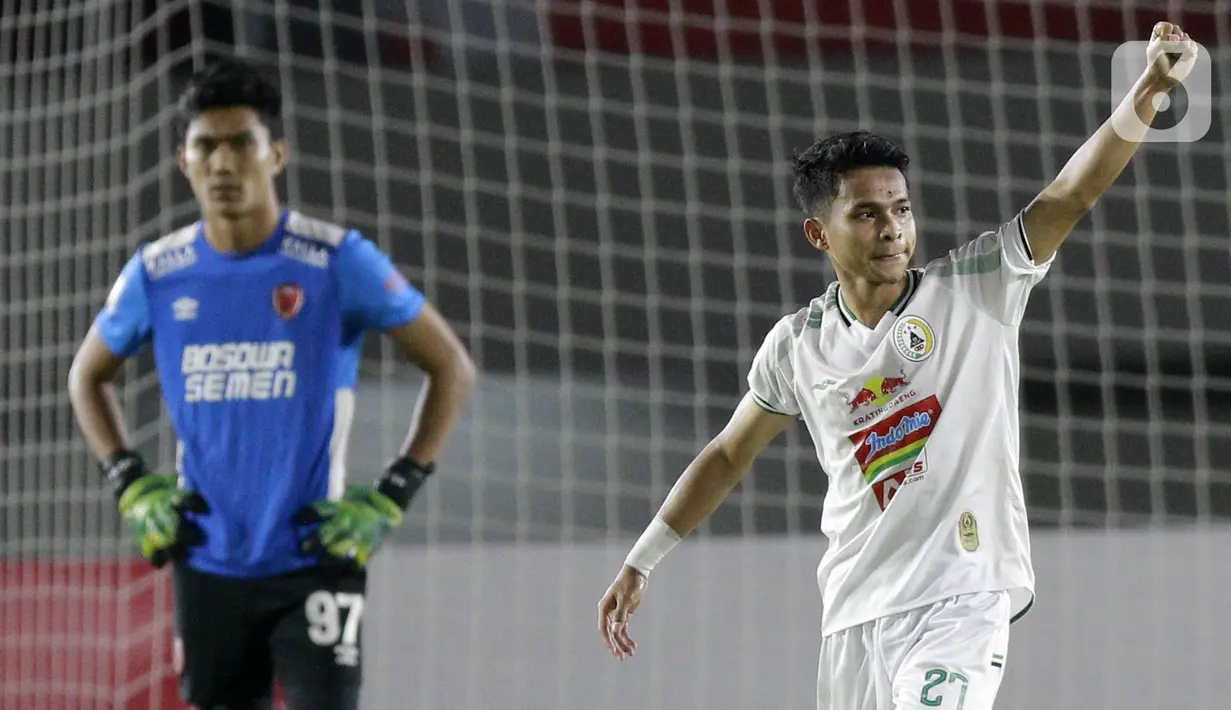 Pemain PSS Sleman Irkham Mila melakukan selebrasi usai mencetak gol ke gawang PSM Makassar pada laga perebutan juara tiga Piala Menpora 2021 di Stadion Maguwoharjo, Sleman, Sabtu (24/4/2021). PSS Sleman mengalahkan PSM Makassar dengan skor 2-1. (Bola.com/M Iqbal Ichsan)