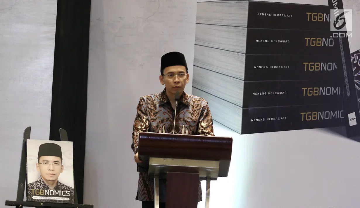 Gubernur NTB, TGB Muhammad Zainul Majdi memberi sambutan pada acara penggalangan dana untuk Lombok-Sumbawa di Jakarta, Jumat (14/9). Acara tersebut bersamaan dengan peluncuran buku TGBNomics. (Liputan6.com/Herman Zakharia)