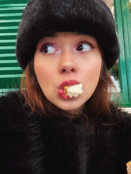 Wajah Rebecca Klopper dipulas dengan gaya makeup bernuansa pinkish di area mata dan bibir [@rklopper]