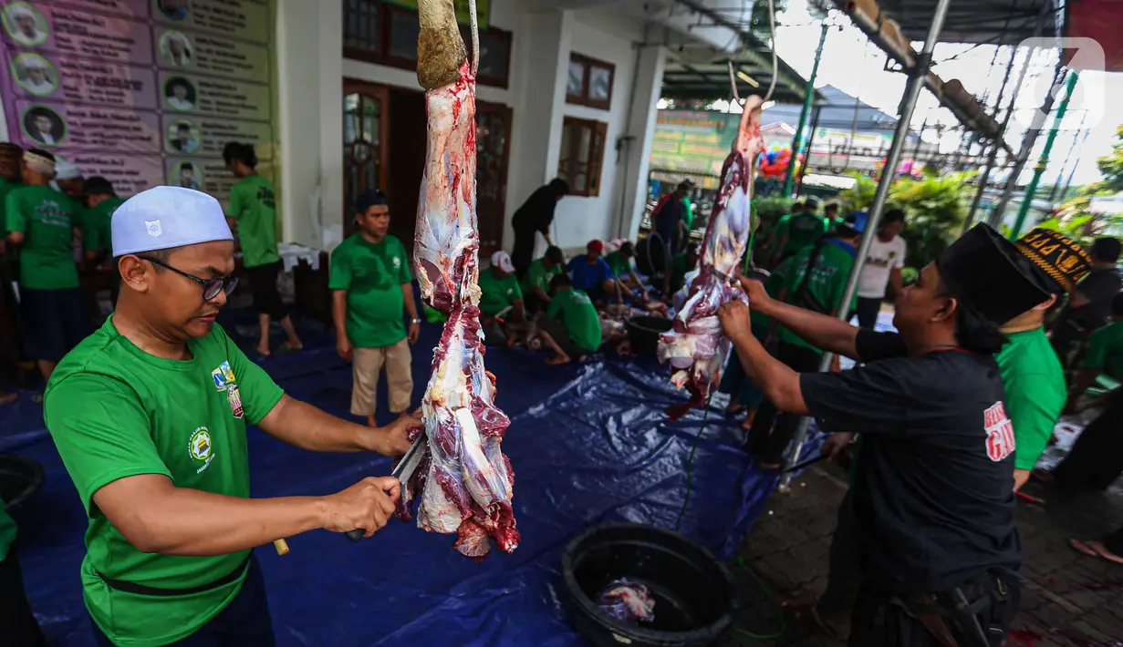 Panitia kurban melakukan pemotongan daging hewan kurban di halaman masjid Jami Daarul Falaah di Jakarta Selatan, Senin (17/6/2024). (Liputan6.com/Angga Yuniar)