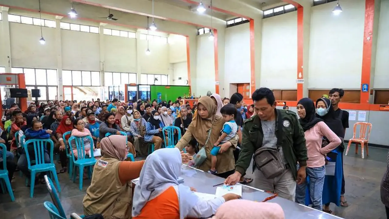 Ilustrasi penyaluran bansos di Kediri