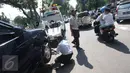 Petugas Dishub memasang alat derek ke kendaraan yang parkir liar di kawasan Pasar Baru, Jakarta, Kamis (7/1). Pemprov DKI berencana menaikan denda Rp 3 juta per hari terhadap kendaraan yang terjaring parkir liar. (Liputan6.com/Immanuel Antonius)