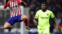 Striker Atletico Madrid, Antoine Griezmann berusaha mengontrol bola dari kawalan bek Barcelona, Samuel Umtiti selama pertandingan Liga Spanyol di stadion Wanda Metropolitano di Madrid (24/11/2018). Griezmann sesungguhnya masih memiliki kontrak sampai 2023 bersama Atletico. (AFP Photo/Javier Soriano)