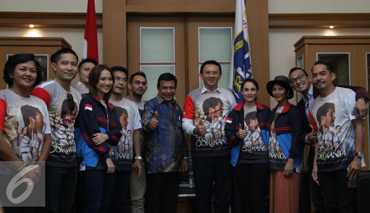 Gubernur DKI Jakarta Basuki Tjahaja Purnama berpose bersama pemain dan kru film 3 Srikandi di Balai Kota, Jakarta, Selasa (19/7). (Liputan6.com/Herman Zakharia)