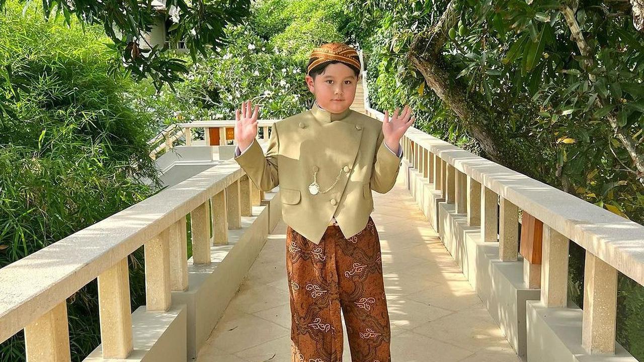 Pose Gemas Keano Pakai Baju Adat Jawa<br>