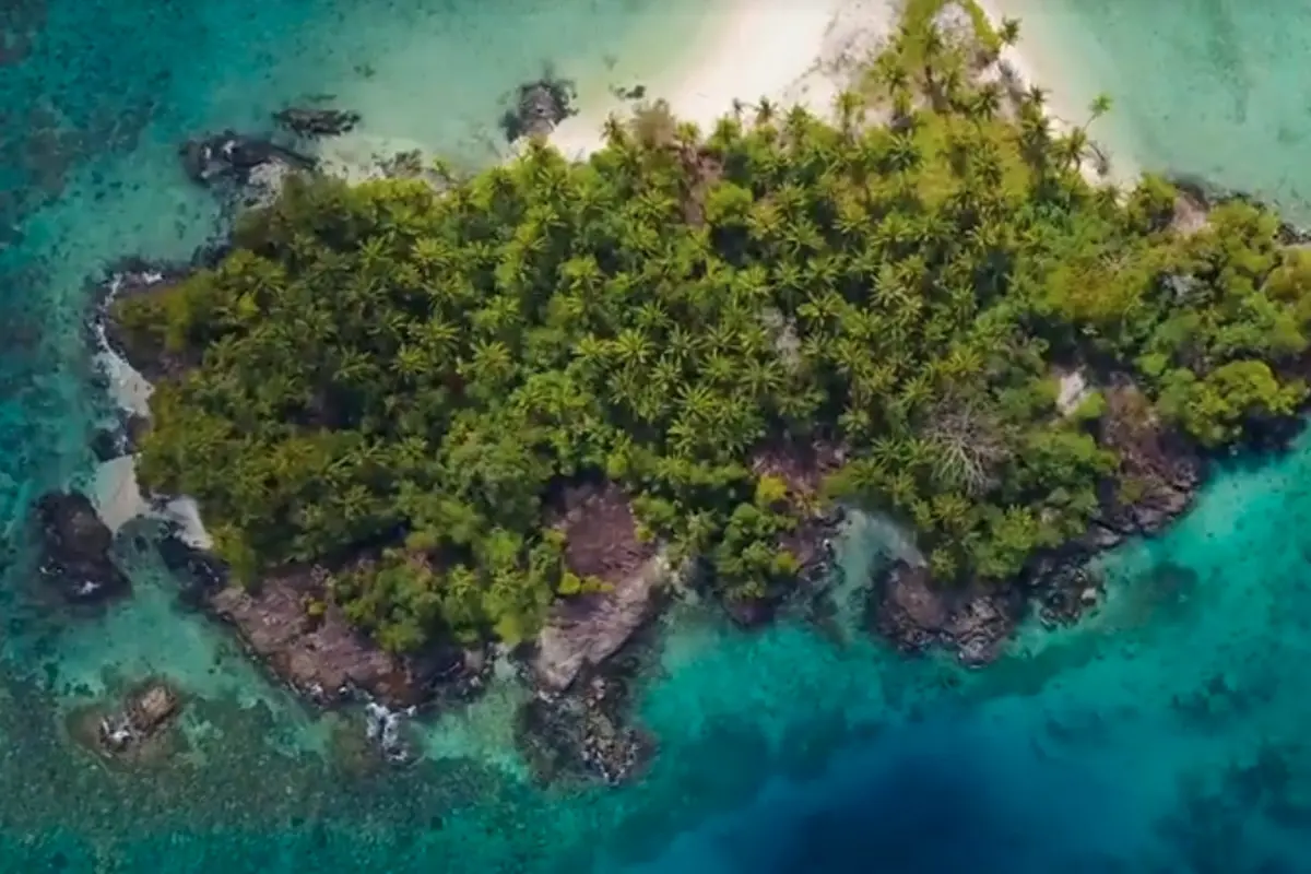 Surga Tersembunyi di Pulau Setanau yang Berada di Natuna. sumberfoto: barrykusuma