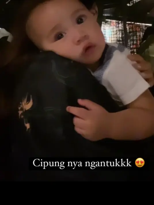 Saat Rayyanza mulai mengantuk. (Foto: Instagram/ dinda_yunarmi)