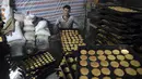 Pembuat roti menata nampan berisi penganan manis di toko roti tradisional menjelang bulan puasa Ramadan mendatang, di Kabul, Afghanistan, pada 7 April 2021. Sebentar lagi, umat Muslim di seluruh dunia akan menyambut bulan Ramadan.  (AP Photo / Rahmat Gul)