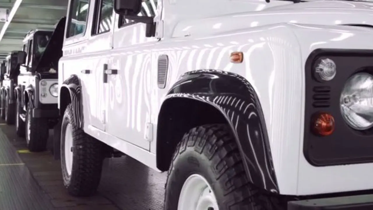 Mengintip Proses Perakitan Land Rover Defender Secara Hand Made