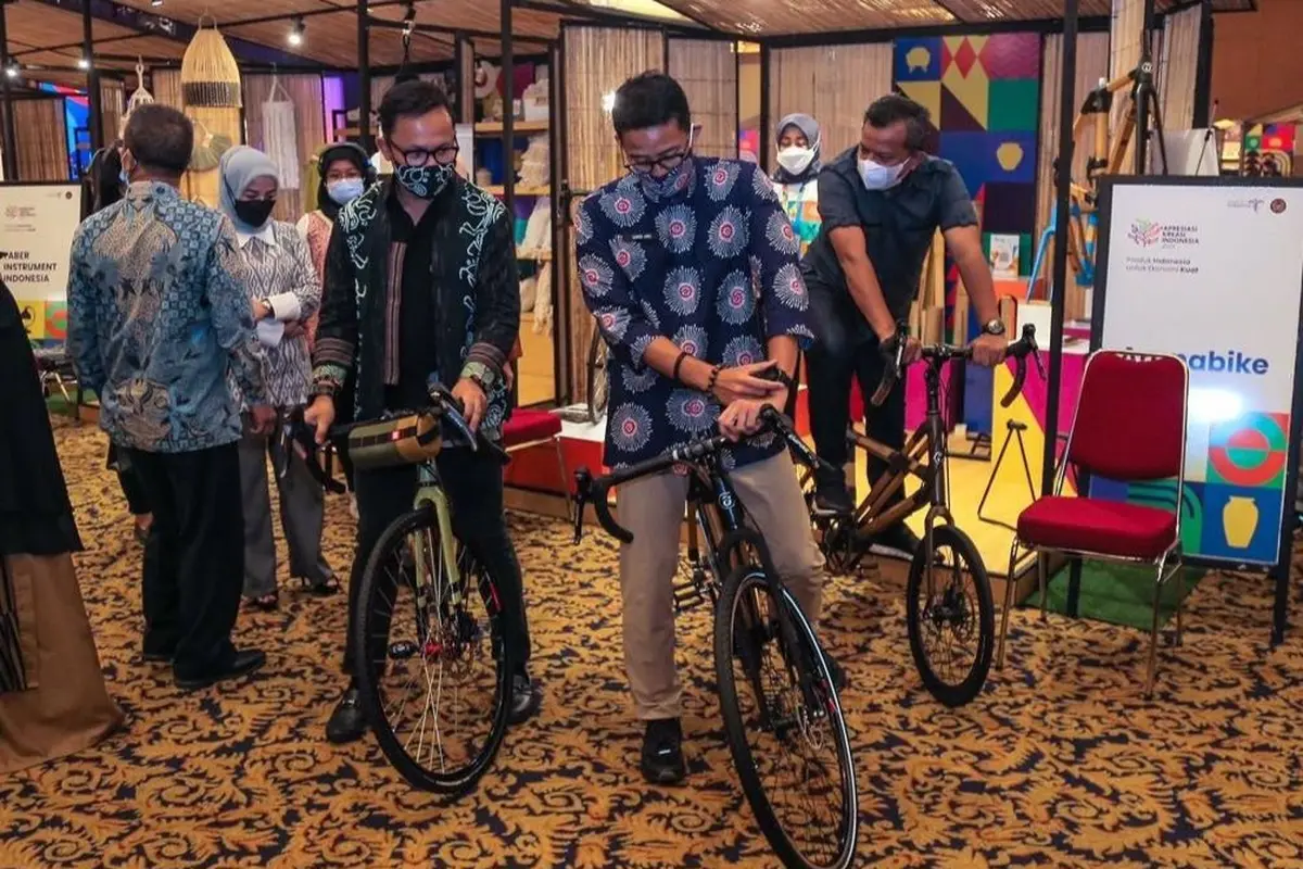 Menteri Pariwisata dan Ekonomi Kreatif (Menparekraf) Sandiaga Uno mengunjungi pameran di Apresiasi Kreasi Indonesia (AKI) 2021 di Gedung Puri Begawan, Kota Bogor, Minggu (17/10/2021).