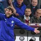 Aksi Antonio Conte saat mendampingi Chelsea melawan Burnley pada laga tunda pekan ke-31 Liga Inggris 2017/2018 di Turf Moor. (Oli SCARFF / AFP)