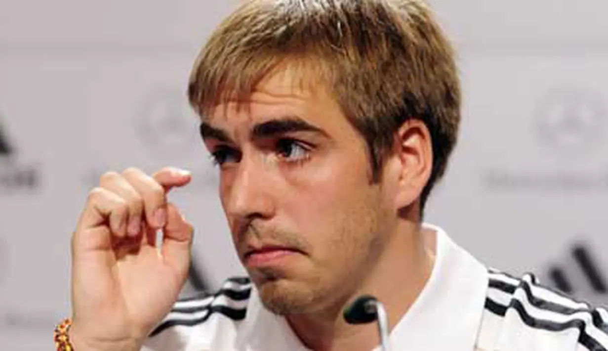 Bek dan kapten Jerman Philipp Lahm saat sesi konferensi pers di Hotel Velmore, Erasmia, Pretoria, 1 Juli 2010 jelang laga perempat final PD 2010 melawan Argentina di Cape Town. AFP PHOTO / JOHN MACDOUGALL 
