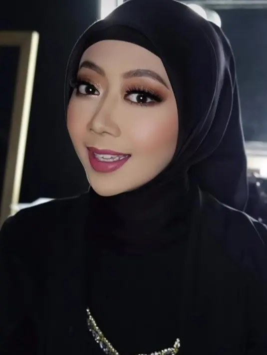 Asri Welas membagikan potret barunya saat mengenakan hijab [instagram/joemakeup20]