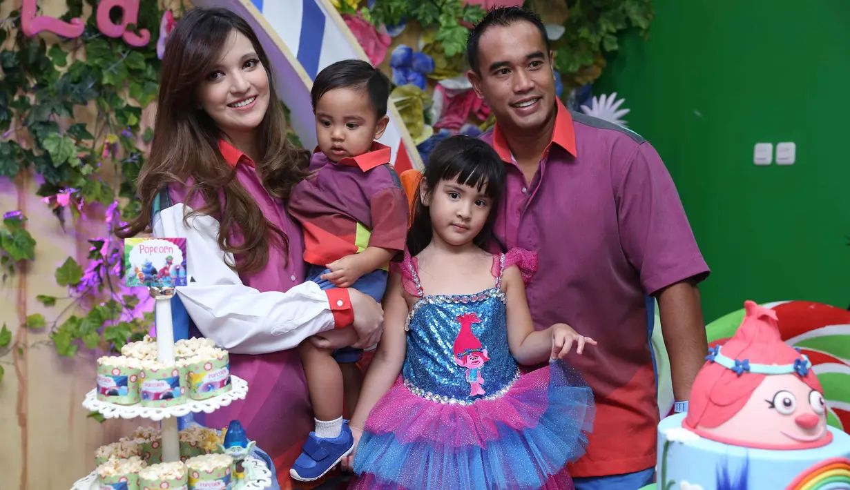 Sesuai dengan tema ulang tahunnya, keluarga Nia dan Ardie Bakrie itu kompak dengan seragam yang sama. "karena tadi ada tema trolls, kita didandanin gitu samaan persis," imbuh Ardi. (Nurwahyunan/Bintang.com)
