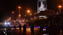 Pengunjuk rasa anti-pemerintah berhadapan dengan polisi saat demonstrasi di Bangkok, Thailand, Minggu (6/9/2021). Mereka memprotes ketidaksetujuan terhadap cara pemerintah Thailand menangani pandemi dan pemberian vaksin Covid-19. (AFP/Lillian Suwanrumpha)